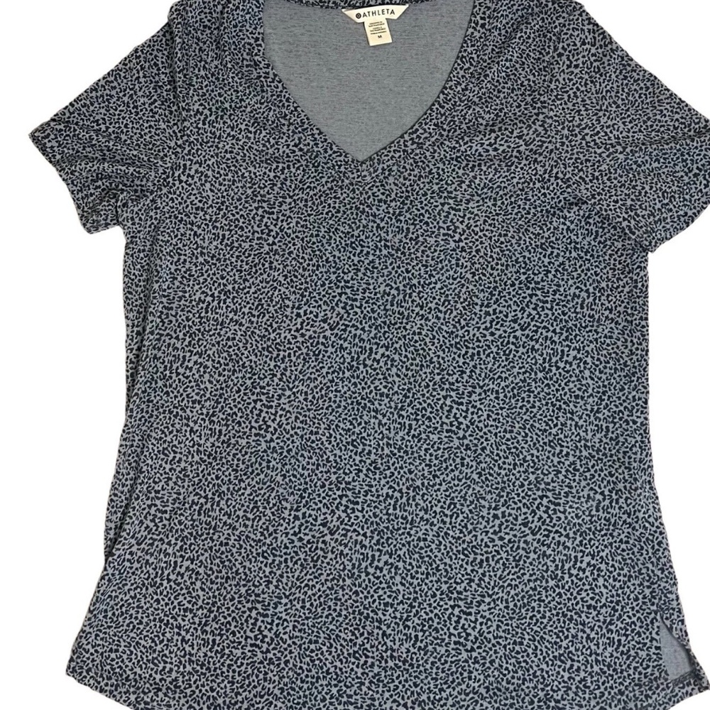🌟 2/$18 SALE Athleta Breezy Scoop V-neck Short Sleeve Blue Leopard Print Medium - Picture 3 of 6
